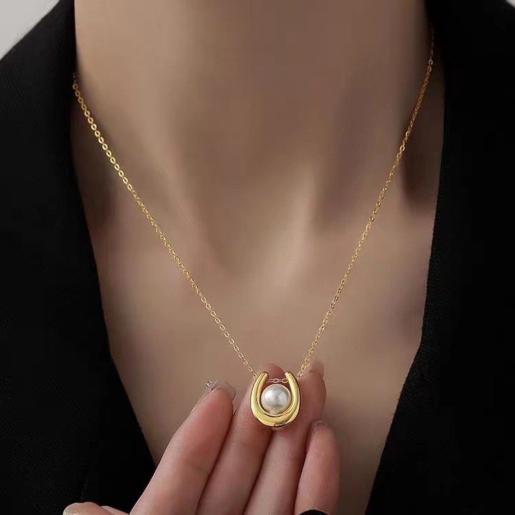 U Shaped Pearl Elegant Style Pendant